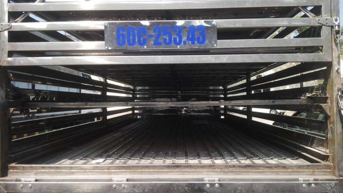 Xe chuyên dùng XZU 730L thùng chở gia cầm, toàn bộ bằng INOX giá rẻ cạnh nhất thị trường