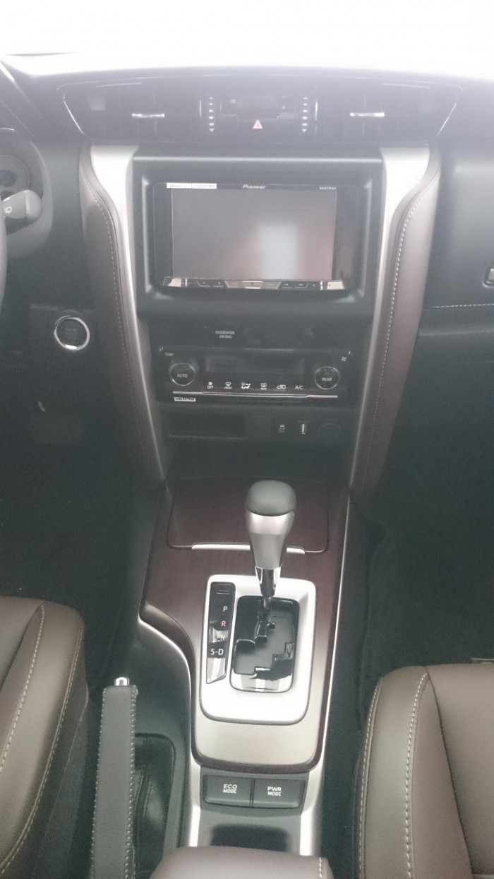 Bán Xe Toyota Fortuner 2.7V 4x2AT 2017, Mầu Trắng Giá 1 Tỷ 149 Triệu