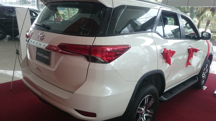 Bán Xe Toyota Fortuner 2.7V 4x2AT 2017, Mầu Trắng Giá 1 Tỷ 149 Triệu