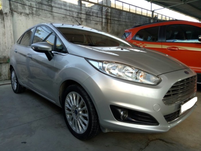 Bán Fiesta Titanium đời 2015 màu bạc, xe chính hãng giao xe ngay