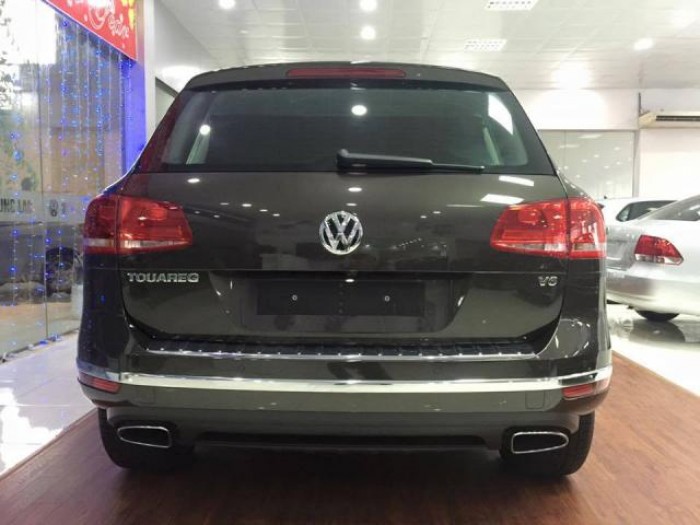 Bán gấp VW Touareg đã đăng ký 2017 màu xám.