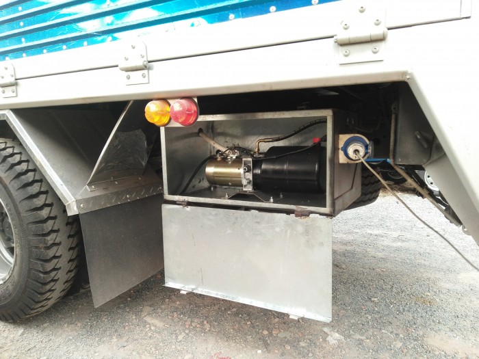 Xe tải thùng mui bạt bửng nâng