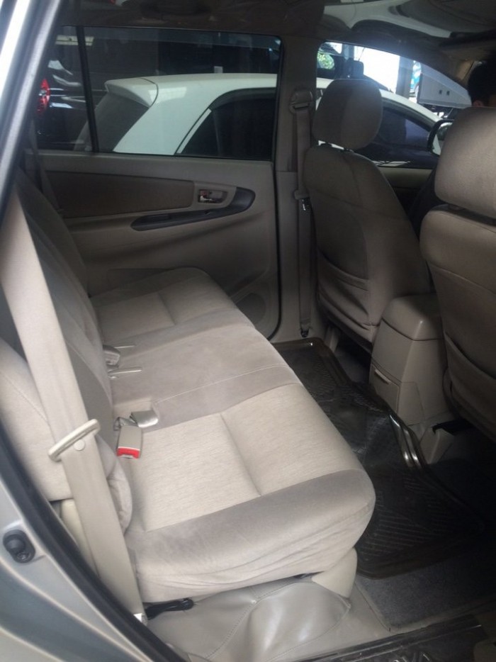 Toyota innova E 2014 2.0MT màu bạc bstp