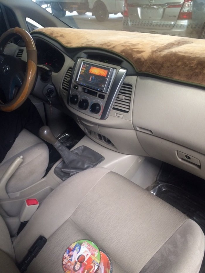 Toyota innova E 2014 2.0MT màu bạc bstp