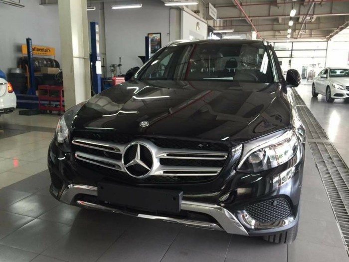 Khuyến mãi Mercedes GLC 300 Đen-Kem 2017 - có 1 xe -giao xe ngay