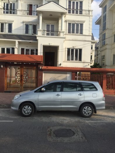 Tôi cần bán chiếc xe oto toyota inova G xịn nguyên bản đời 2009 xe màu bạc