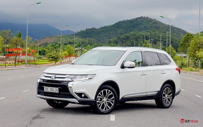 Mitsubishi OUTLANDER . nhập nguyên chiếc. khuyến mại tháng 2 lớn nhất trong năm . lh ngay để có giá tốt