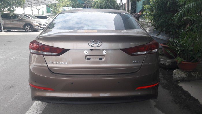 Bán Hyundai Elantra 2.0AT vàng cát, đạt chuẩn Euro 4, sản xuất 2017, giá tốt nhất thị trường