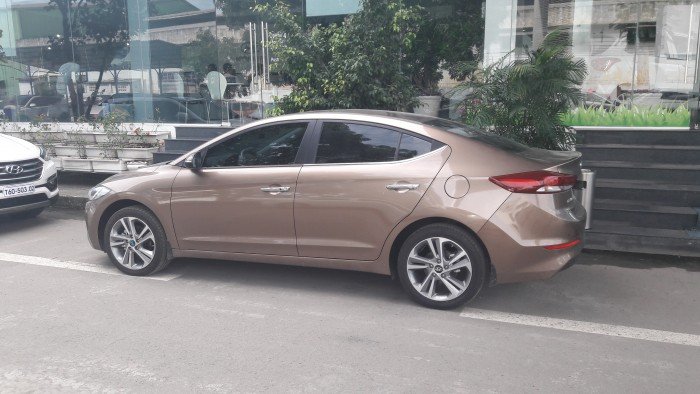 Bán Hyundai Elantra 2.0AT vàng cát, đạt chuẩn Euro 4, sản xuất 2017, giá tốt nhất thị trường