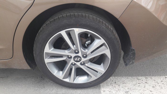 Bán Hyundai Elantra 2.0AT vàng cát, đạt chuẩn Euro 4, sản xuất 2017, giá tốt nhất thị trường