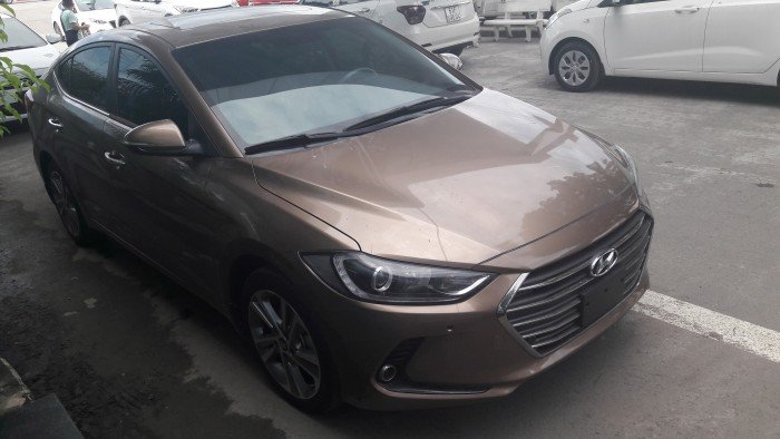 Bán Hyundai Elantra 2.0AT vàng cát, đạt chuẩn Euro 4, sản xuất 2017, giá tốt nhất thị trường
