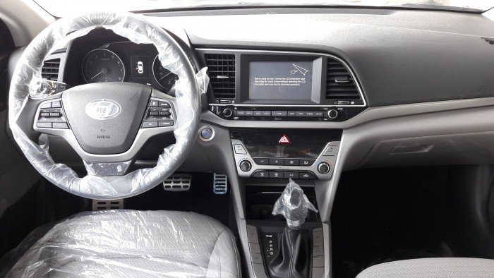 Bán Hyundai Elantra 2.0AT vàng cát, đạt chuẩn Euro 4, sản xuất 2017, giá tốt nhất thị trường
