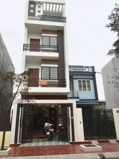 Nhà 3,5 tầng, độc lập, 80m2, đường phụ Nguyễn Văn Linh rộng 12m, ôtô vào nhà