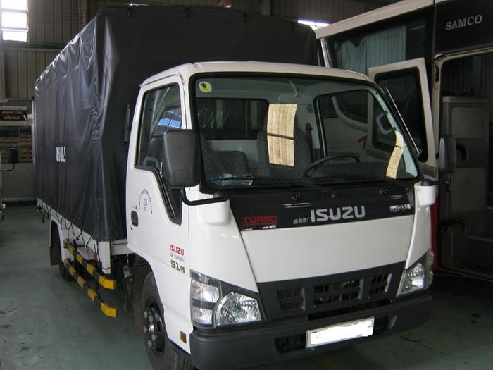 Xe tải Isuzu 2,2 tấn thùng mui bạt vào thành phố