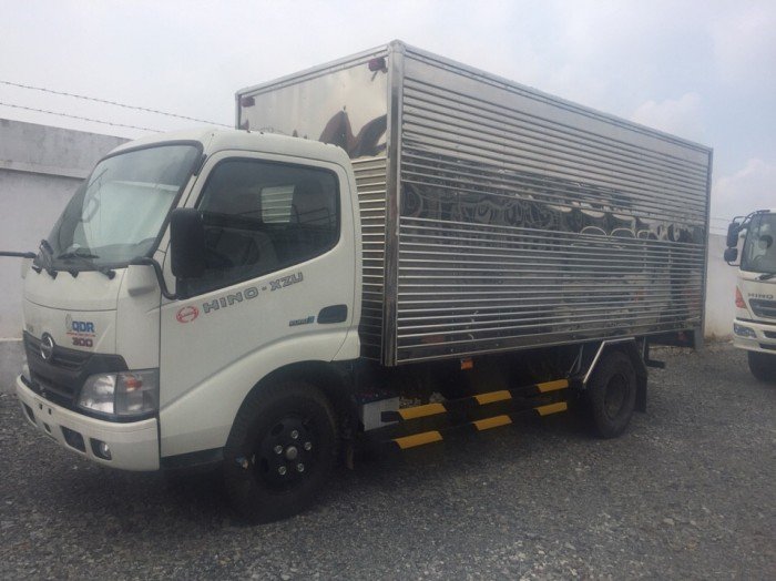 Bán xe Hino XZU 650L 1,8 tấn thùng kín ra vào thành phố ban ngày