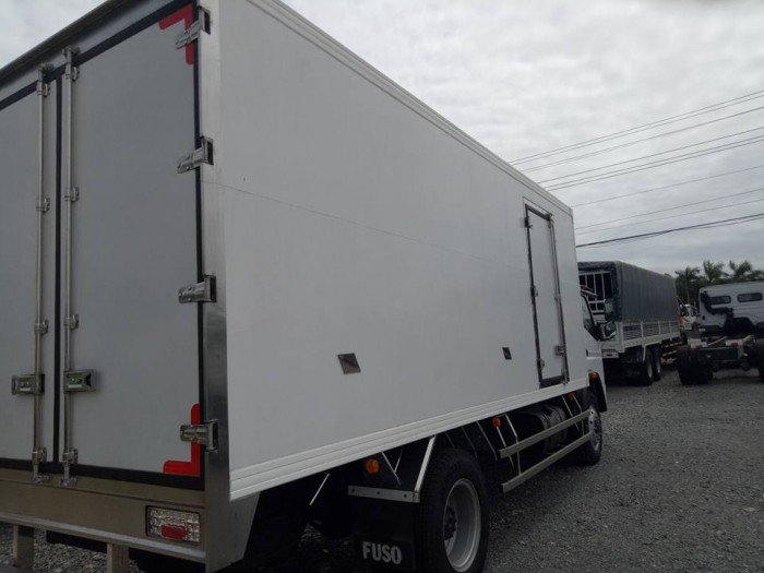 Xe tải Fuso FI12R, Thùng kín composit, Giao xe ngay..gía tốt bất ngờ