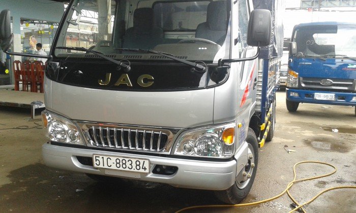 Xe tải JAC 2,4 tấn thùng mui bạt dài 3,7 mét