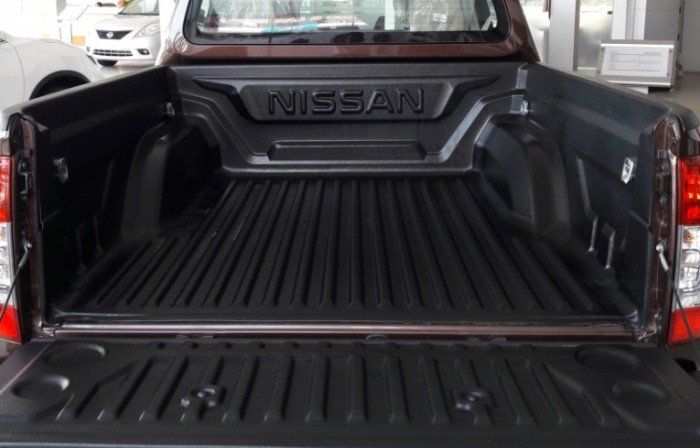 Nissan Navara VL tự động 2 cầu khuyến mãi lớn, tặng trước bạ và nắp thùng