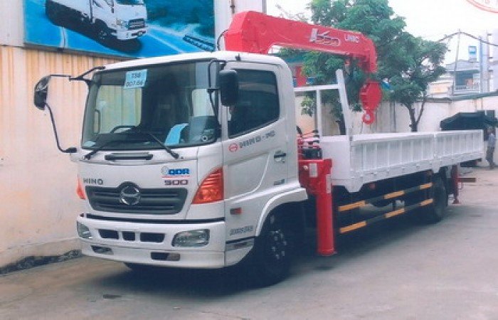 Xe tải Hino FC gắn cẩu Unic 5 tấn 4 đốt có chân sau, tải trọng 4050kg, thùng dài 6m