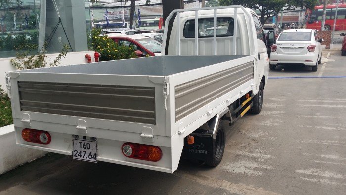 BÁN HYUNDAI H100 máy lạnh, thùng bạt, xe giao ngay
