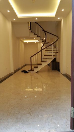 Tôi cần bán nhà 4 tầng, Tổ 30 - phường Bồ Đề, Long Biên. DT 40 m2, MT 3.4 m, hướng Đông