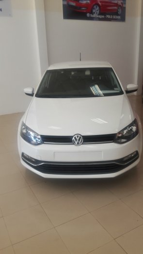 Cần bán Volkswagen Polo số sàn sản xuất 2015, màu trắng, nhập khẩu