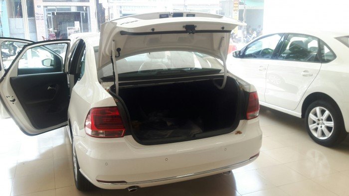 Cần bán Volkswagen Polo số sàn sản xuất 2015, màu trắng, nhập khẩu