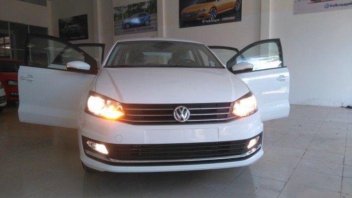 Cần bán Volkswagen Polo số sàn sản xuất 2015, màu trắng, nhập khẩu