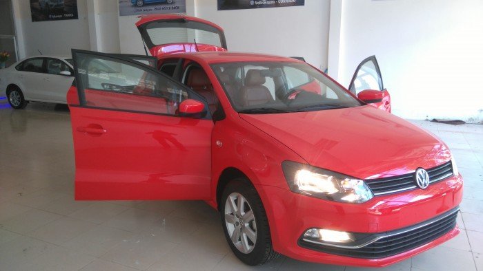 Bán xe Volkswagen Polo số tự động năm 2015, màu đỏ, xe nhập, giá chỉ 630 triệu