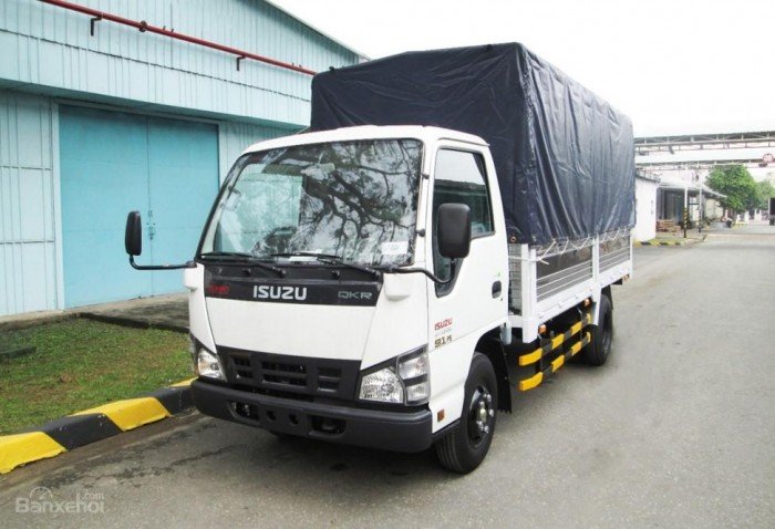 Xe tải Isuzu 2.2 tấn chạy vào được thành phố.
