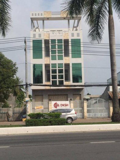 Cho thuê nhà 1 trệt 2 lầu có sân đậu xe rộng rãi nhà ốp kính gần vòng xoay cầu đầu sấu