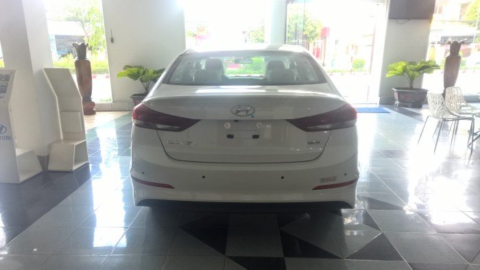 Cần bán Hyundai Elantra 1.6AT 2016, màu trắng, xe mới 100%
