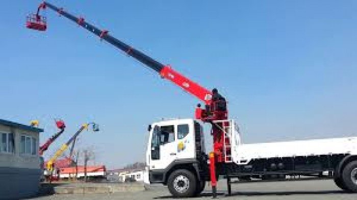 Xe cầu gắn rọ nâng người cho thuê