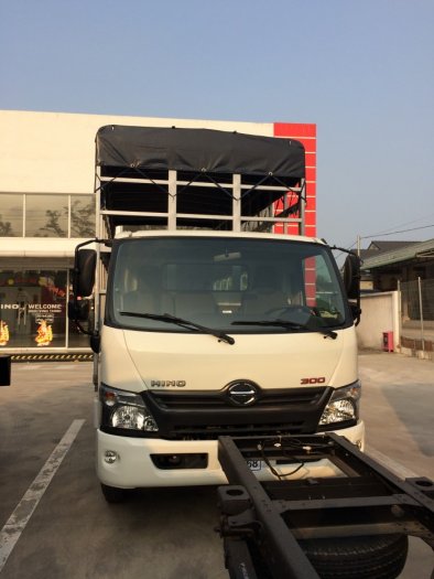 Hino XZU720 thùng chở xe máy