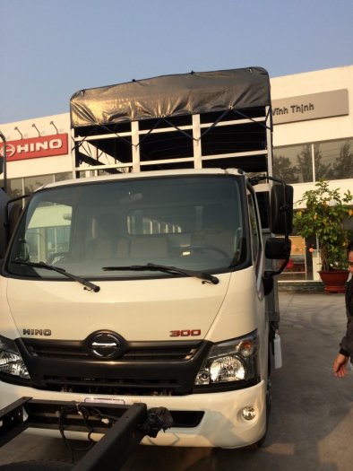 Hino XZU720 thùng chở xe máy