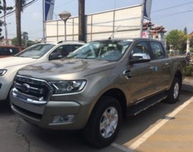 Bán Ford Ranger XLS AT đời 2017 giao xe ngay