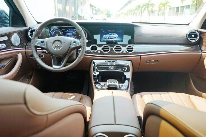 Mercedes E 2500 2017 sang trọng