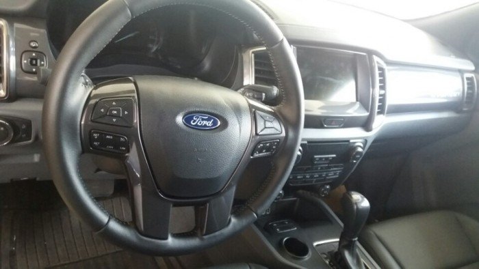 Giá xe Ford Everest Titanium 7 chỗ