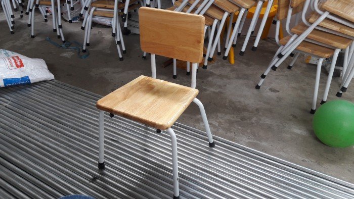 Ghế gỗ chân sắt cho trẻ giá rẻ0