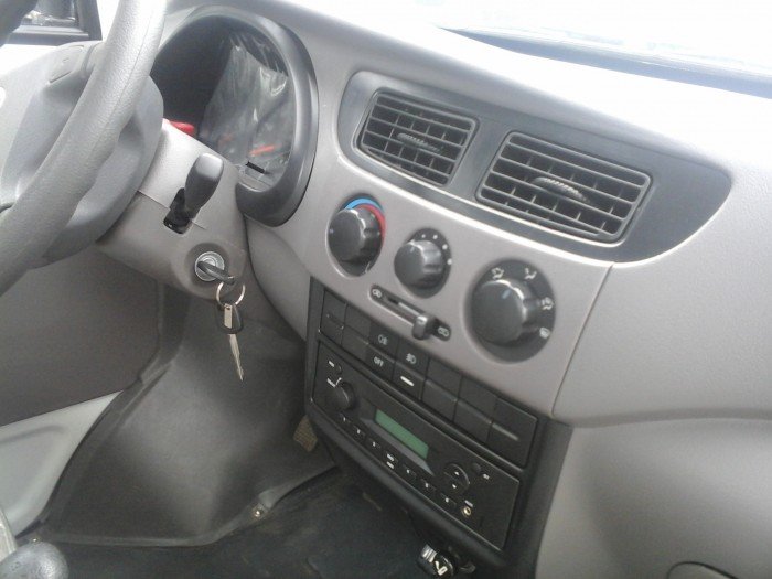 Xe tải DONGBEN Tải trọng 870kg - lòng thùng dài 2450mm - thùng rộng 1410 - Có Điều Hòa