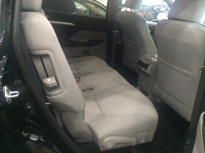 Giao ngay Toyota highlander LE 2017 màu đen.