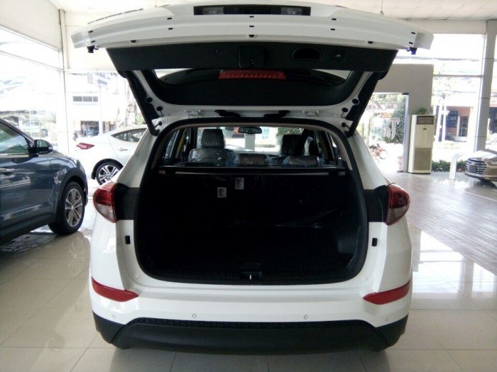 Xe hyundai TUCSON 2.0 bản full trắng