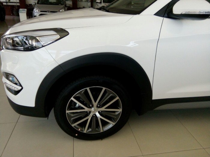 Xe hyundai TUCSON 2.0 bản full trắng