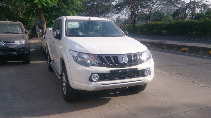 Mitsubishi Triton 4x2 AT Mivec mới model 2017 giá trả góp tốt nhất