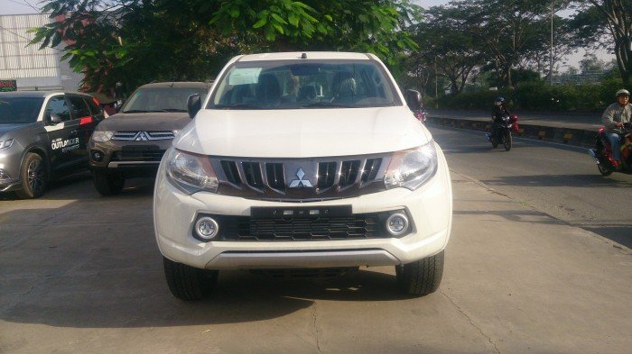 Mitsubishi Triton 4x2 AT Mivec mới model 2017 giá trả góp tốt nhất