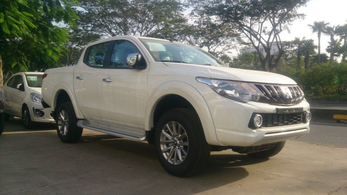 Mitsubishi Triton 4x2 AT Mivec mới model 2017 giá trả góp tốt nhất