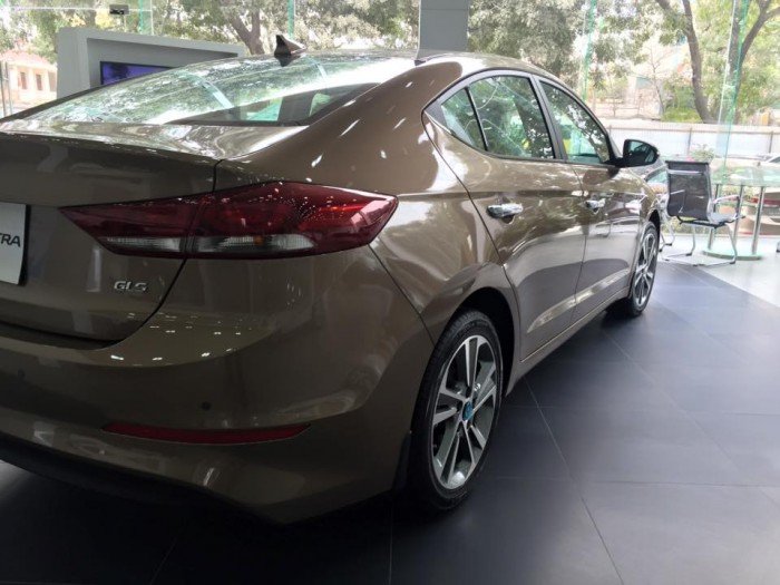 Hyundai Elantra 2017 giao xe ngay - đủ màu