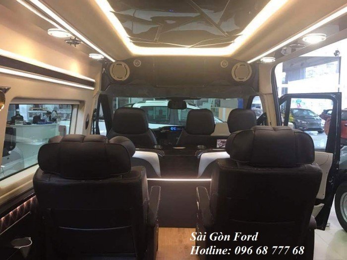 Khuyến mãi Ford Transit Limousine, giao xe nhanh