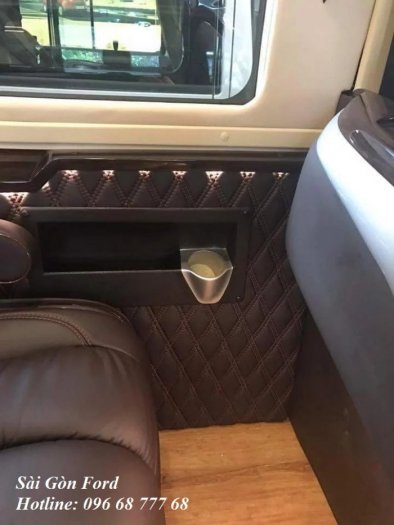 Khuyến mãi Ford Transit Limousine, giao xe nhanh