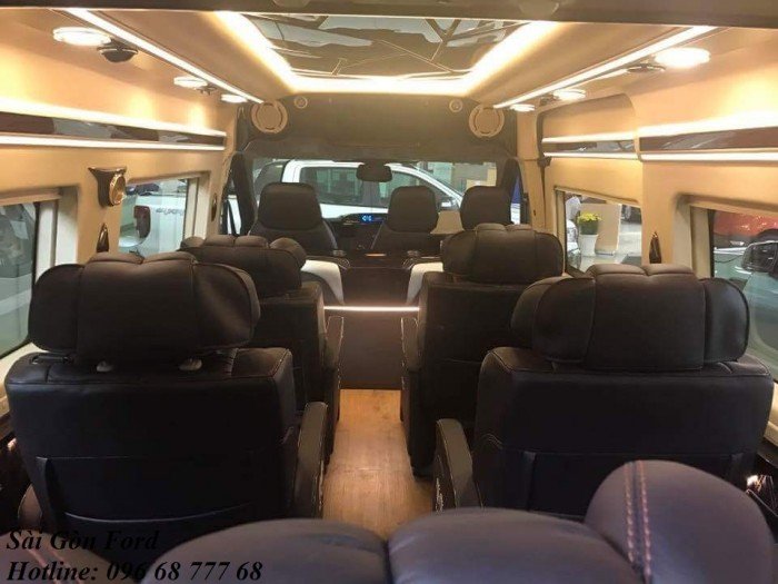 Khuyến mãi Ford Transit Limousine, giao xe nhanh